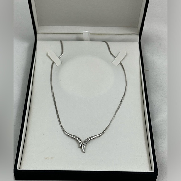 Ernest Jones white gold diamond necklace *matching earrings available* - Picture 3 of 10